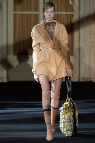 Look 15